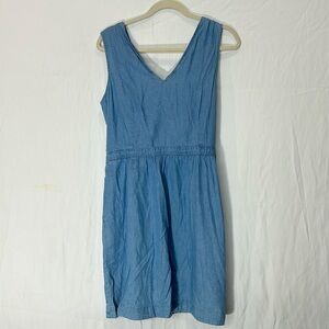 NWT Levis L light wash chambray, tie back dress, pockets, easy, summer, fall.